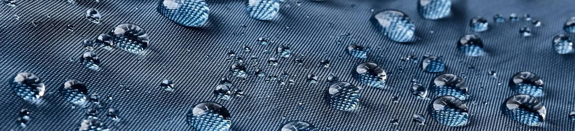 Superficie superidrofobica con gocce d'acqua – effetto loto